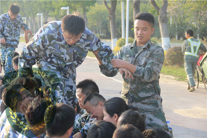 新產(chǎn)業(yè)海外營銷中心73人到黃埔軍校拓展基地進(jìn)行軍事拓展